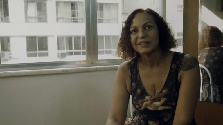 Cena do documentário À Procura de Dayse mostrando a atriz Dayse Tenório