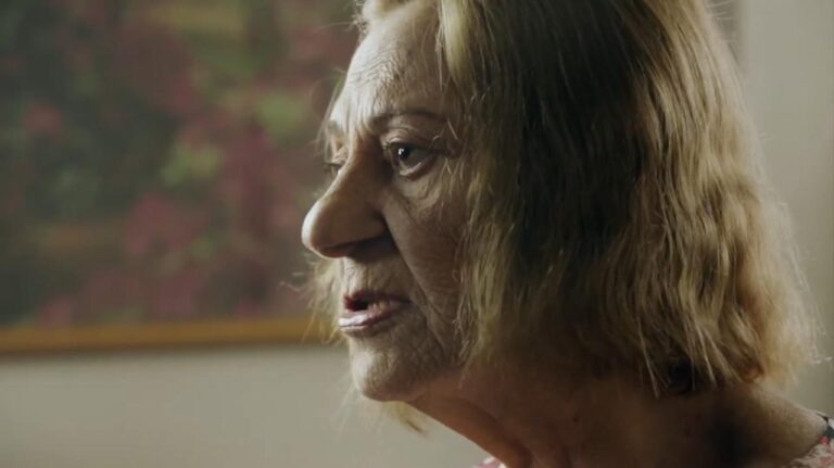 Cena do documentário À Procura de Dayse mostrando a atriz Dayse Tenório