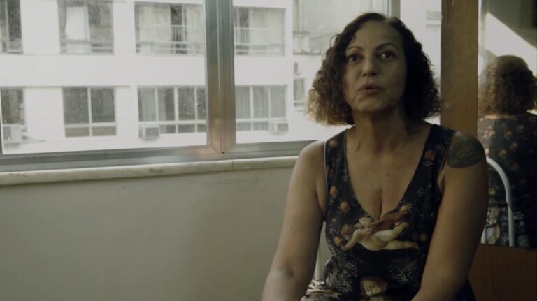 Cena do documentário À Procura de Dayse mostrando a atriz Dayse Tenório