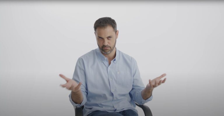 Cena do documentário Bitcoin Brasil com entrevistas e gráficos sobre criptomoedas.