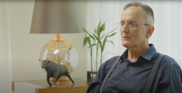 Cena do documentário Bitcoin Brasil com entrevistas e gráficos sobre criptomoedas.