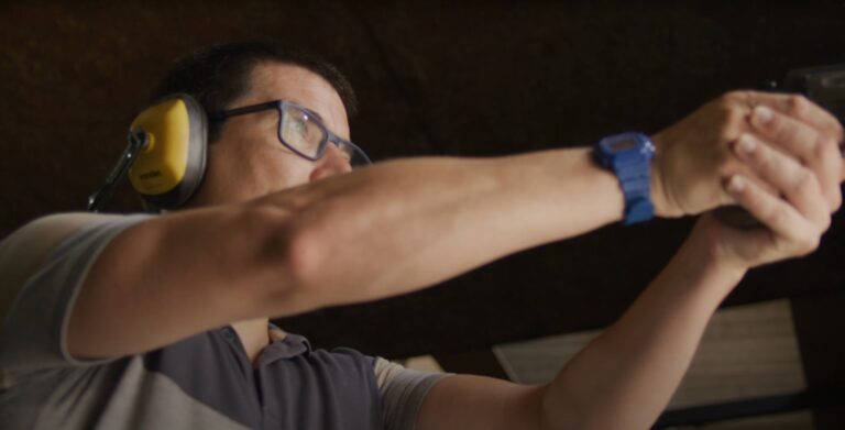 Cena do documentário Bitcoin Brasil com entrevistas e gráficos sobre criptomoedas.