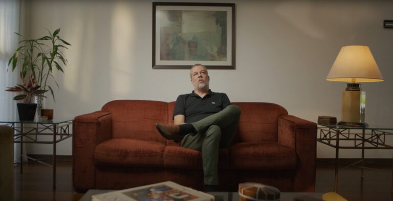 Cena do documentário Bitcoin Brasil com entrevistas e gráficos sobre criptomoedas.