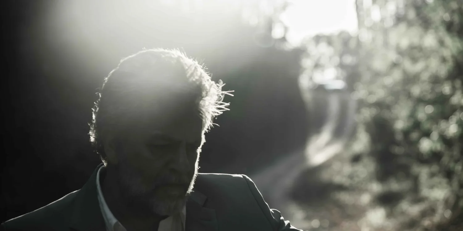 O Braço Direito mostrando personagem principal em ação.