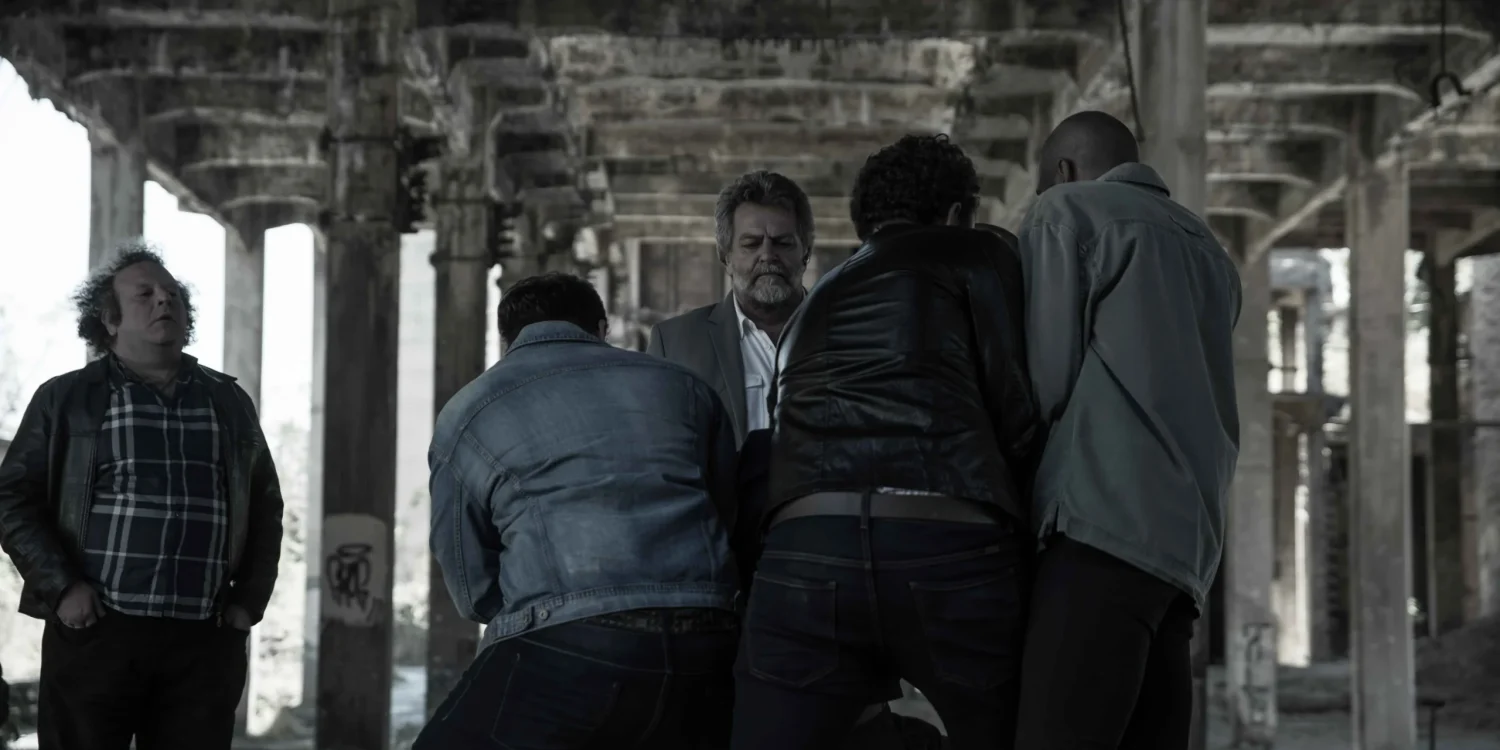 O Braço Direito mostrando personagem principal em ação.