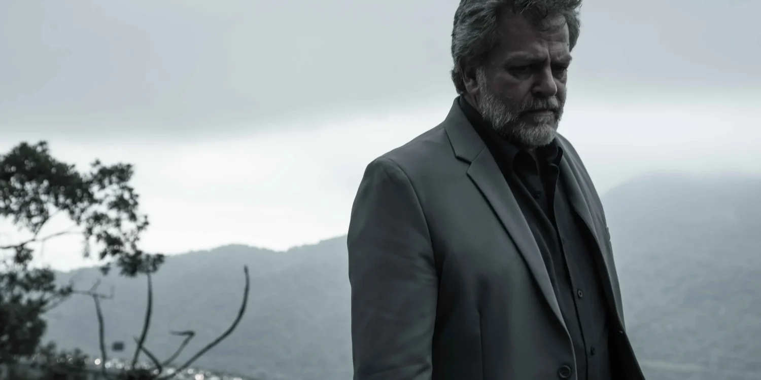 O Braço Direito mostrando personagem principal em ação.